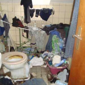 Entrümpelung Soest Haushaltsauflösung Blick in Messiebadezimmer mit verdreckter Toilette